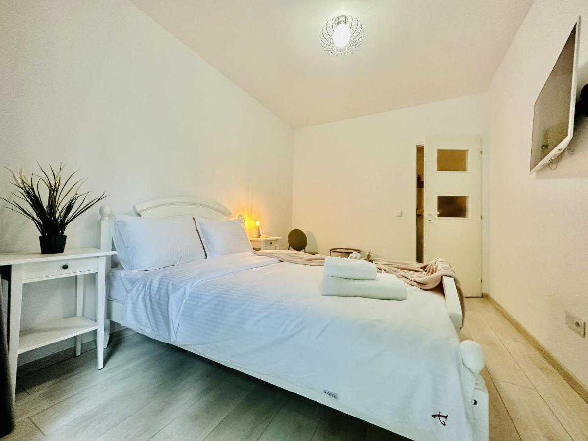 Palfi Apartment With Garden & Parking Cluj-Napoca Eksteriør bilde